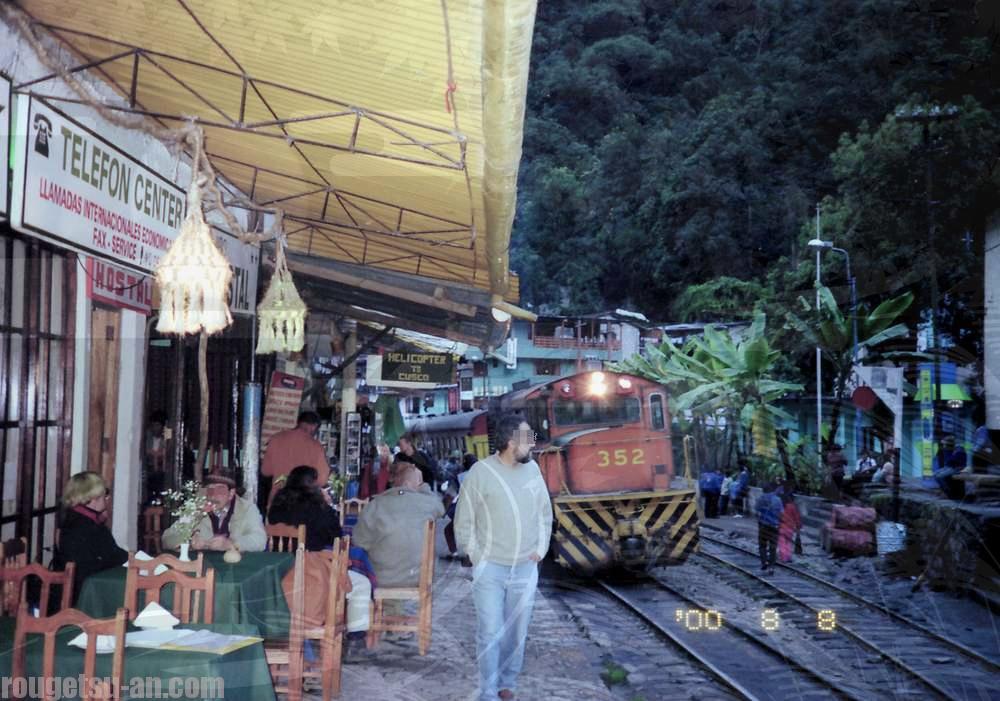 マチュピチュの街アクアスカリエンテスの駅夕暮れ　列車とレストラン