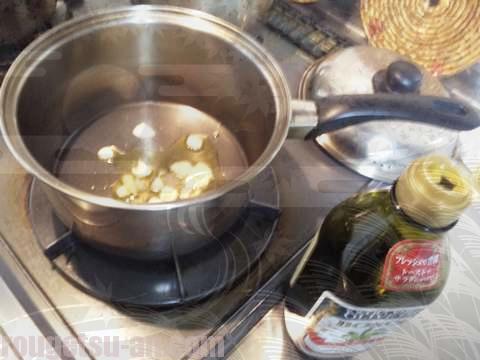 鍋ににんにくとオリーブオイル