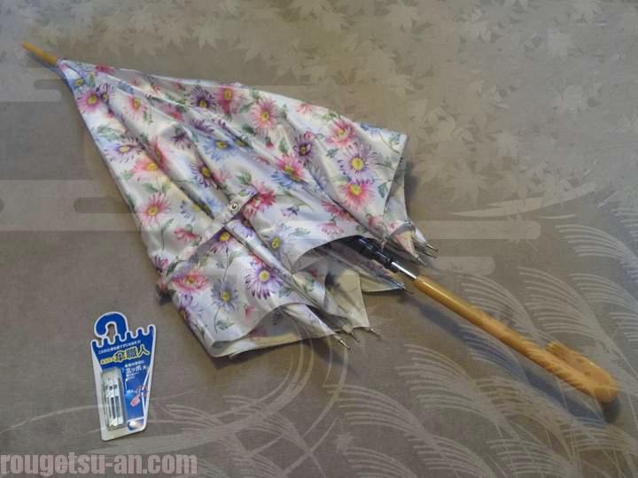 折れた傘と修理キット
