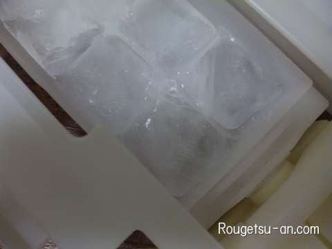 外した自動製氷ユニット　氷が出来ている