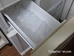 製氷皿の引き出しを開ける