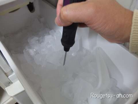 製氷皿にたまった氷　大きすぎるカタマリをアイスピック代用のドライバーで割る